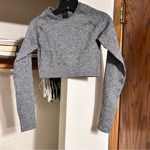 gray active cropped long sleeve top